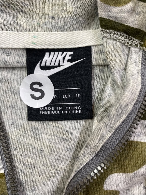 NIKE ΑΘΛΗΤΙΚΗ ΖΑΚΕΤΑ ΜΕ ΚΟΥΚΟΥΛΑ CAMO ΜΕ ΛΟΓΟΤΥΠΟ ΠΑΡΑΛΛΑΓΗΣ ΓΥΝΑΙΚΕΙΟ S