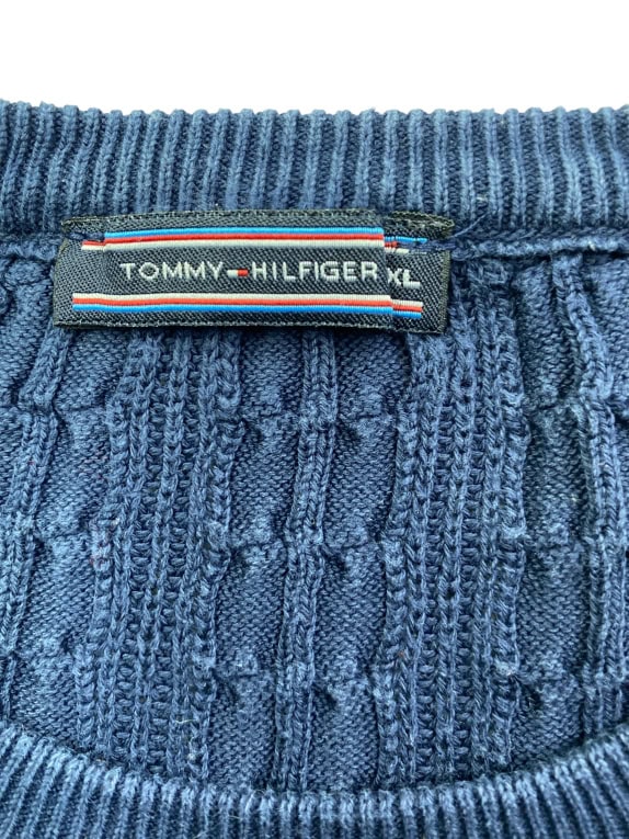 TOMMY HILFIGER ΠΛΕΚΤΗ ΜΠΛΟΥΖΑ CABLE-KNIT ΜΕ ΚΕΝΤΗΤΟ ΛΟΓΟΤΥΠΟ ΜΠΛΕ ΑΝΔΡΙΚΗ