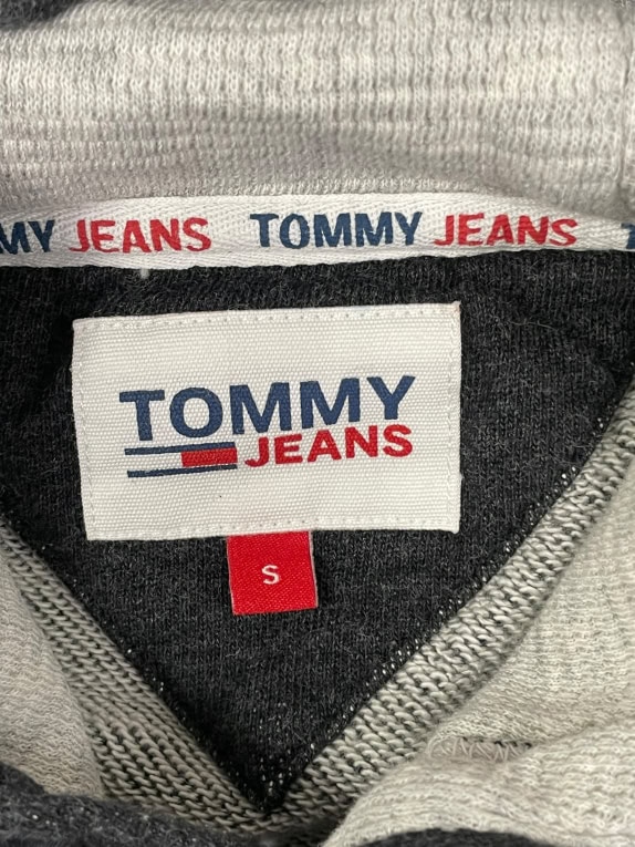 TOMMY JEANS ΦΟΥΤΕΡ ΜΕ ΚΟΥΚΟΥΛΑ ΜΑΥΡΟ ΜΕ TIE-DYE LOGO