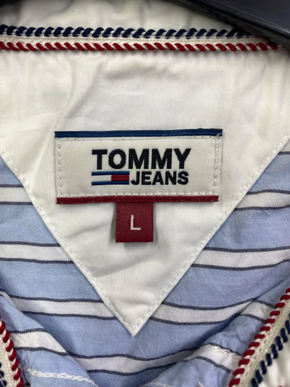 TOMMY JEANS ΓΥΝΑΙΚΕΙΟ ΠΟΥΚΑΜΙΣΟ ΡΙΓΕ CLASSIC FLAG LOGO ΜΠΛΕ/ΛΕΥΚΟ L