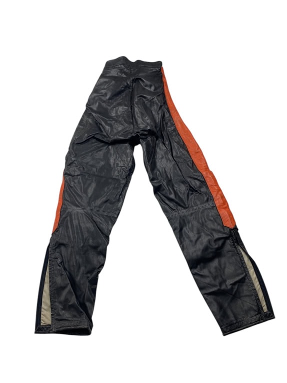 VINTAGE LEATHER RACING PANTS ΜΕ ΠΡΟΣΤΑΤΕΥΤΙΚΑ ΚΑΙ ΛΕΠΤΟΜΕΡΕΙΕΣ ΣΕ ΠΟΡΤΟΚΑΛΙ ΧΡΩΜΑ ΜΑΥΡΟ ΓΥΝΑΙΚΕΙΟ XXS