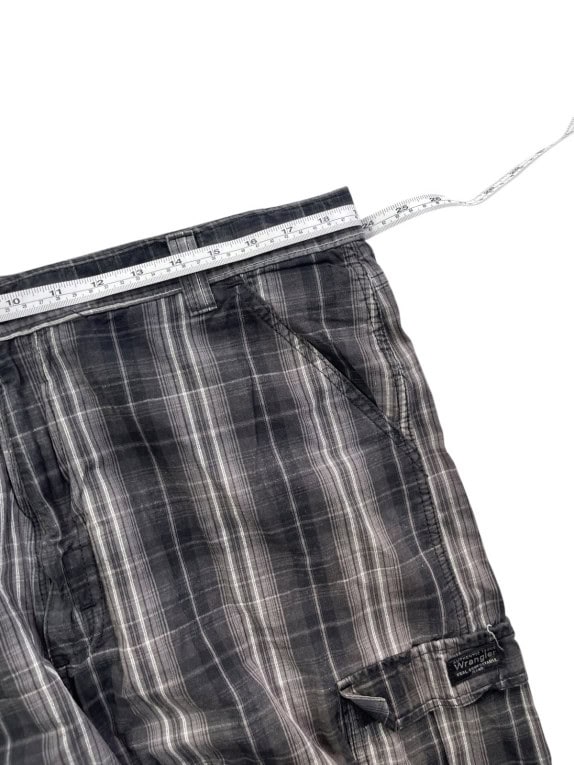 WRANGLER CARGO SHORTS UTILITY PLAID CHARCOAL MENS PRE OWNED XL