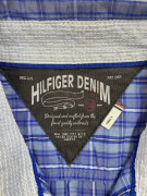 HILFIGER DENIM ΚΟΝΤΟΜΑΝΙΚΟ ΠΟΥΚΑΜΙΣΟ VINTAGE STYLE ΜΕ ΚΕΝΤΗΜΕΝΟ ΛΟΓΟΤΥΠΟ ΜΠΛΕ ΚΑΡΟ ΑΝΔΡΙΚΟ SMALL