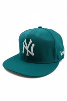 NEW ERA 9FIFTY SNAPBACK HAT NEW YORK YANKEES LOGO GREEN UNISEX ONE SIZE