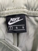 NIKE JORDAN ΠΑΝΤΕΛΟΝΙ ΦΟΡΜΑΣ JOGGER ΜΕ ΛΟΓΟΤΥΠΟ ΚΑΙ ΠΛΑΪΝΕΣ ΦΑΣΕΣ ΧΑΚΙ ΑΝΔΡΙΚΟ S