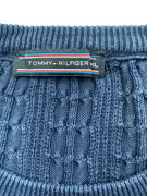 TOMMY HILFIGER ΠΛΕΚΤΗ ΜΠΛΟΥΖΑ CABLE-KNIT ΜΕ ΚΕΝΤΗΤΟ ΛΟΓΟΤΥΠΟ ΜΠΛΕ ΑΝΔΡΙΚΗ